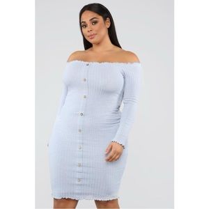 Ruffle ribbed blue off-shoulder midi dress with wooden buttons